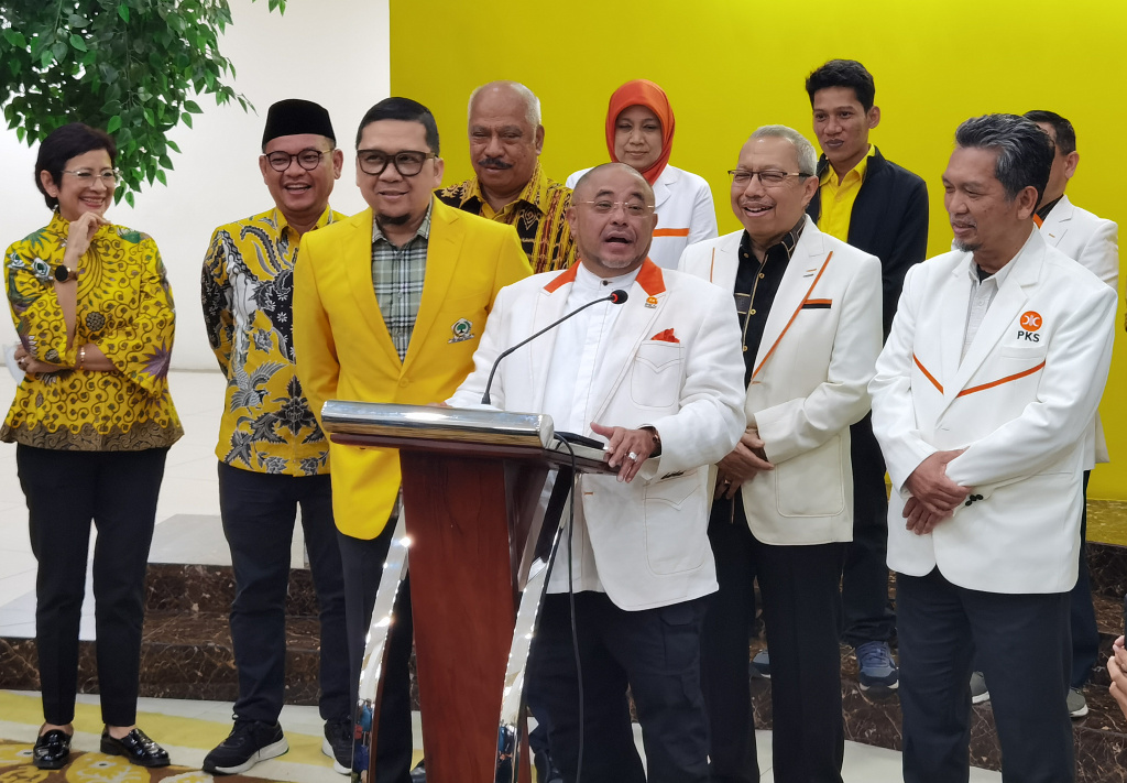 Sekjen Partai Keadilan Sejahtera (PKS) Habib Aboe Bakar Al Habsyi didampingi Waketum DPP Partai Golkar Ahmad Doli Kurnia saat jumpa pers usai keduanya bertemu di Kantor DPP Partai Golkar, Jakarta. 