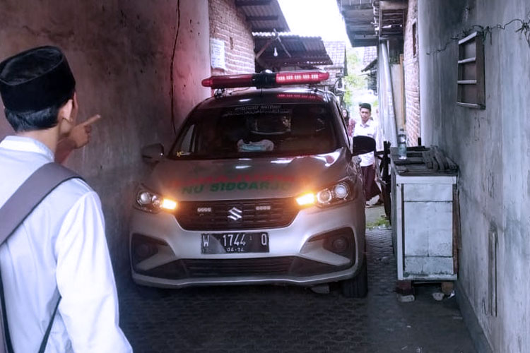 Ambulance yang menghantarkan jenazah Imam Suhrowardi jemaah asal Jombang yang gugur saat perayaan 1 Abad NU di Stadion Gelora Delta Sidoarjo, Selasa (7/2/2023). (FOTO: Istimewa)