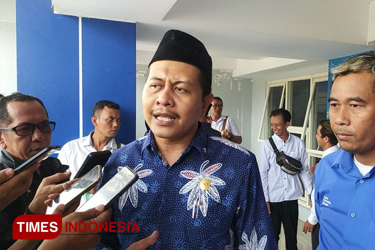 Ketua KPU Lamongan, Mahrus Ali, saat memberikan keterangan kepada awak media. (FOTO: MFA Rohmatillah/ TIMES Indonesia)