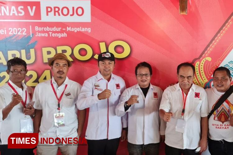 Rudi Hartono Latif (tengah), Ketua DPC Projo Banyuwangi. (Foto: Syamsul Arifin/TIMES Indonesia)