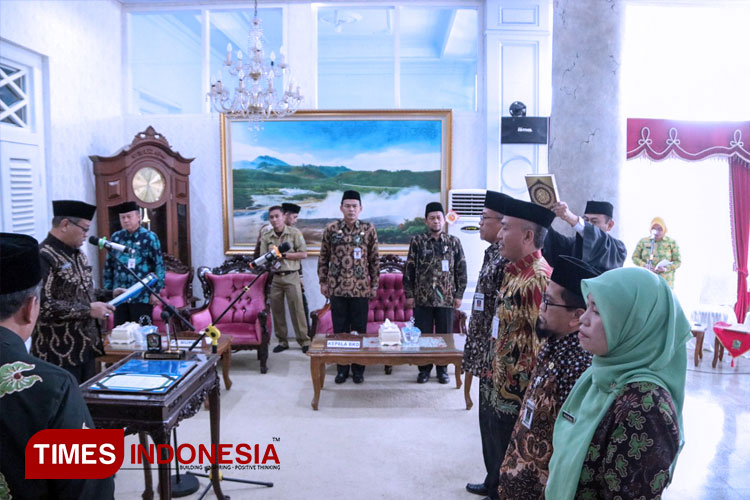 Pj Bupati Banjarnegara Tri Harso Widirahmanto saat melantik 3 Staf Ahli dan 1 Asisten di Pringgitan Rumah Dinas Bupati. (FOTO: Kominfo Banjanegara For TIMES Indonesia)