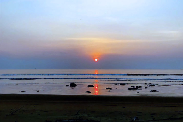 Rasakan Sensasi Ombak, Kunjungi 4 Wisata Pantai di Kabupaten Lebak Ini