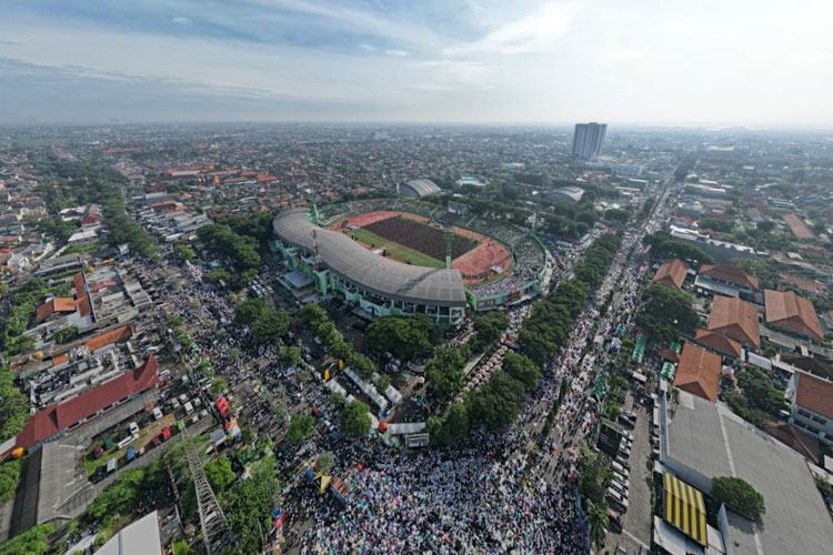 Suasana meriahnya perayaan puncak 1 Abad NU di Stadion Gelora Delta Sidoarjo, Selasa (7/2/2023). (FOTO: Tim Dokumentasi 1 Abad NU)
