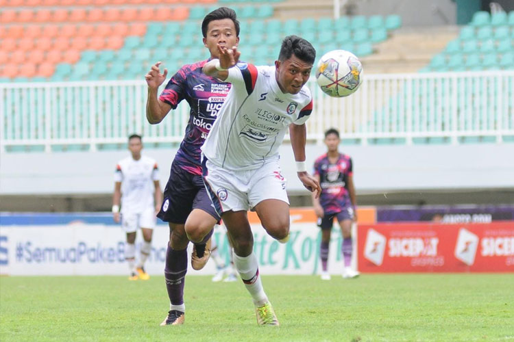 Striker Arema FC, Dedik Setiawan saat berusaha mengejar bola. (Foto: Dok. Arema FC for TIMES Indonesia)