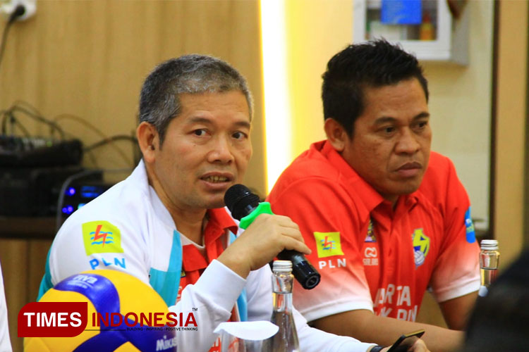 Wakil Ketua Tim Jakarta Elektrik PLN, Bambang Sutanto saat menghadiri konferensi pers. (Foto: Tria Adha/TIMES Indonesia)