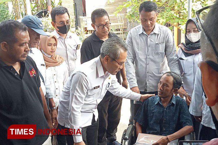 Penyerahan santunan oleh Bupati Bantul didampingi Ketua FPB. (Foto: Totok Hidayat/TIMES Indonesia)