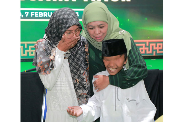 Gubernur Khofifah Berikan Hadiah Khusus Bagi Empat Orang Pemenang Audisi Shalawat Asyghil