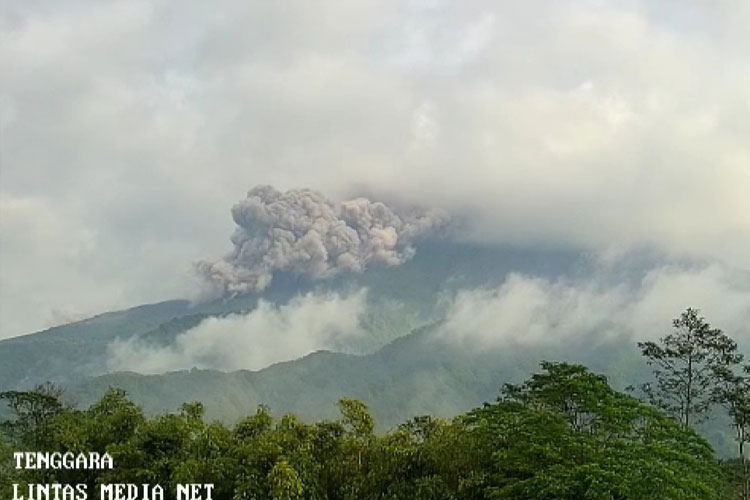 Luncurkan Awan Panas 1,5 Kilometer, Hujan Abu Terjadi Di Sekitar Lereng ...