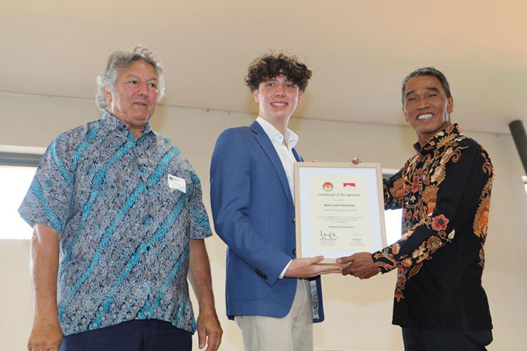 Rory Leah Clements, siswa Macarthur Anglican School, New South Wales (NSW), Australia menerima penghargaan Lottie Maramis, Selasa (6/2/2023). (FOTO: KJRI Sydney for TIMES Indonesia)