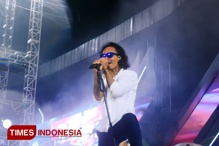Kaka Slank saat menyayikan single terbaru 'Ulama Bergerak' sebagai kado spesial 1 Abad NU di Gelora Delta Sidoarjo, Selasa (7/2/2023) malam. (FOTO: Dok TIMES Indonesia) 