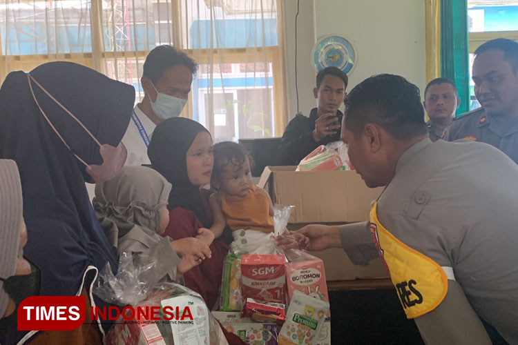 Kapolres Banjar saat menyerahkan bantuan makanan pendamping guna menurunkan angka stunting pada anak. (Foto: Susi/TIMES Indonesia) 