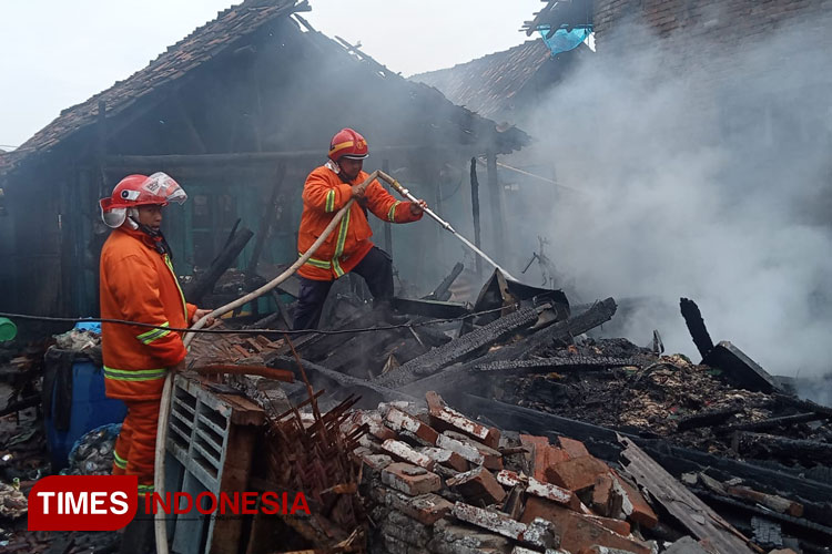 Ditinggal Penghuni, Rumah Di Banyuwangi Ludes Dilahap Kobaran Api ...