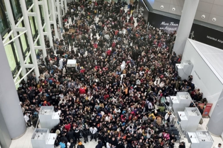 Ribuan sukarelawan berbondong-bondong ke Bandara Istanbul bersemangat untuk terlibat dalam upaya bantuan dan penyelamatan. (FOTO: Daily Sabah)
