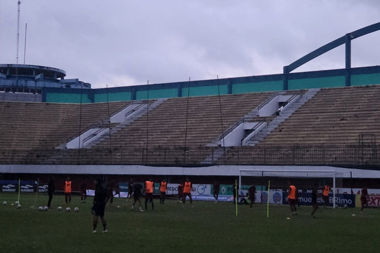 Kondisi Stadion Maguwoharjo saat official training Persik Kediri (FOTO: dok Persik) 