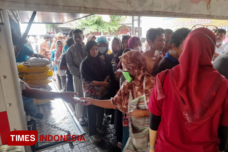 Keterangan: Salah seorang warga Kendal, Jumaiyah, saat membeli beras yang disediakan oleh Disdag, Kop dan UKM Kendal, di Pasar Tradisional Kendal, Rabu 08/02/2023. (FOTO: Zamroni/TIMES Indonesia)