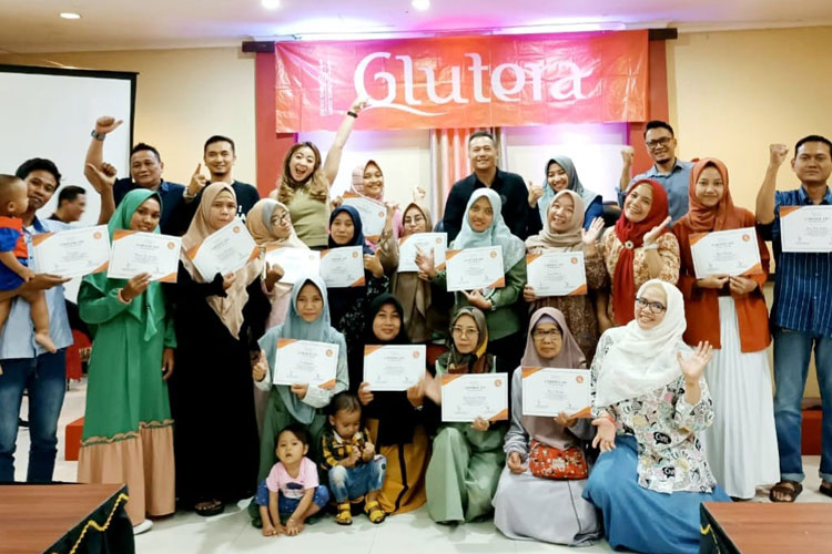 Peserta menerima sertifikat training. (Image: Glutera for TIMES Indonesia)