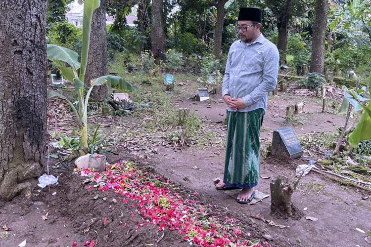 KH Abdussalam Shohib, Pengasuh Pondok Pesantren Mambaul Maarif, Denanyar saat takziah ke makam Imam Suhrowardi jemaah asal Mojowarno yang meninggal dunia saat ikut merayakan 1 Abad NU di Sidoarjo. (FOTO: PWNU Jatim)