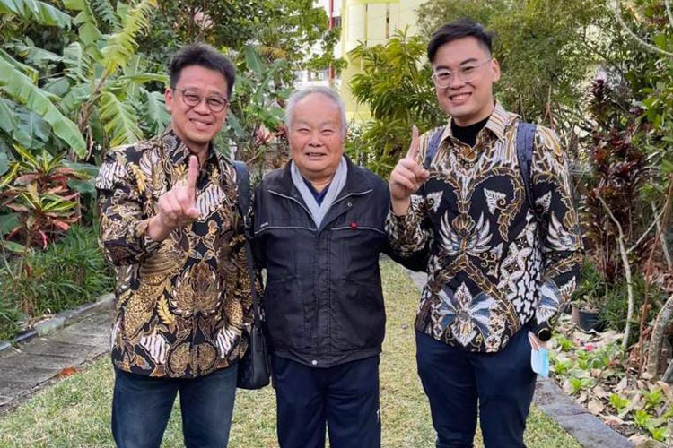 Professor Higa (center) with Recta Geson and Garry Alvaro Geson at the banana farm that is also the office of the international microorganism expert from Japan. (Photo: PRO EM-1 Document)