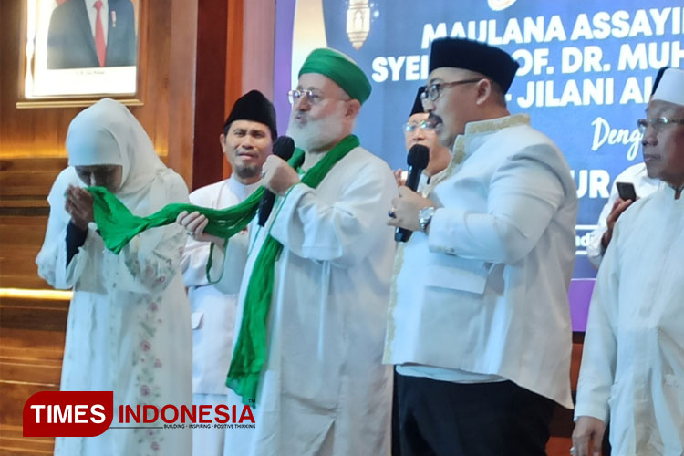 Syekh Fadhil Al-Jailani 'Angkat' Gubernur Khofifah Jadi Saudara Dunia dan Akhirat