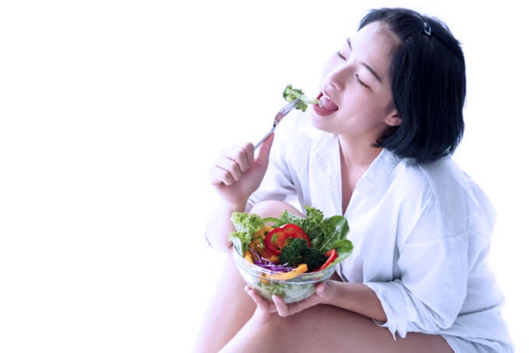 Menjaga asupan makanan menjadi salah satu tips diet sehat untuk menurunkan berat badan. (FOTO: Halodoc)