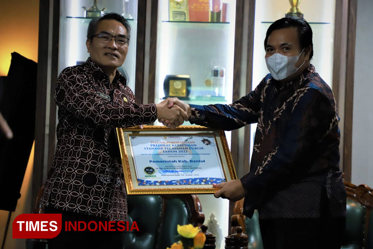 Penyerahan penghargaan pelayanan publik dari Ombudsman RI. (Foto: Totok Hidayat/TIMES Indonesia)