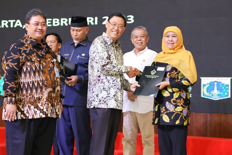 Gubernur Khofifah menerima penyerahan surat tugas atas laporan keuangan tahun 2022 dari Anggota V BPK RI Ahmadi Noor Supit di Jakarta pada Kamis (9/2/2023) malam. (FOTO: Dok. Humas Pemprov Jatim) 
