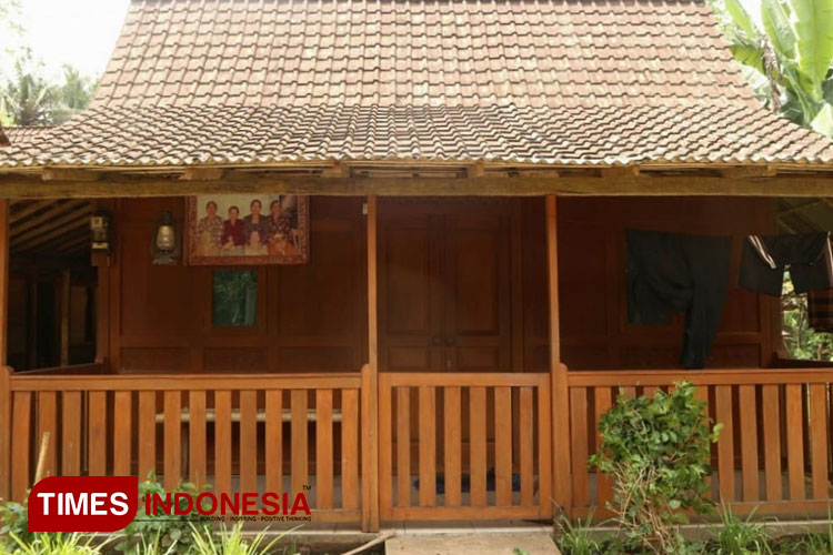 Rumah Adat Suku Osing bentuk Tikel Balung di Desa Kemiren, Banyuwangi. (Foto : Anggara Cahya /TIMES Indonesia)