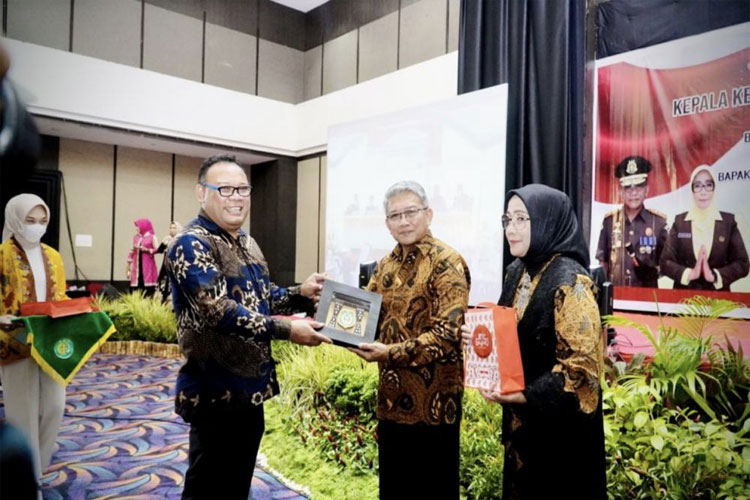 Sekprov Malut menyerahkan Cinderamata kepada kepada Kejati Malut yang ditugaskan ditempat baru.(Foto: Biro Adpim Malut)