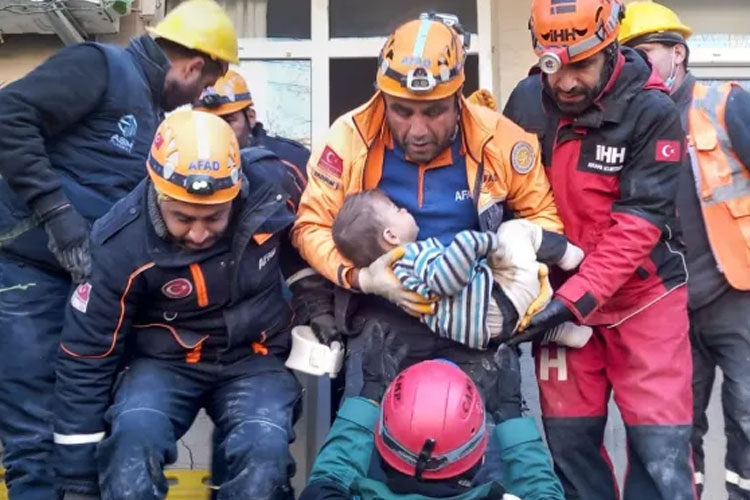 Bayi Mert Tatar yang berusia dua tahun saat diselamatkan dari bawah reruntuhan setelah 79 jam. (FOTO: Al Jazeera/Anadolu Agency via Getty Images)