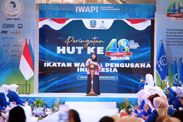 Gubernur Khofifah saat menghadiri Peringatan HUT ke-48 IWAPI di Grand City Mall Surabaya, Sabtu (11/2/2023). (FOTO: Dok. Humas Pemprov Jatim)