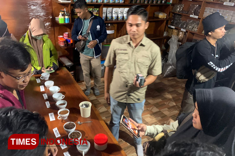 Salah satu edukasi kopi terhadap peserta Geotrip yang digelar oleh PHIG Bondowoso (FOTO: Moh Bahri/TIMES Indonesia)
