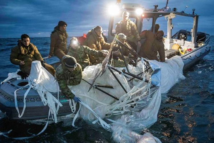 Pelaut yang ditugaskan ke Explosive Ordnance Disposal Group 2 menemukan balon mata-mata yang dicurigai milik Cina, di perairan teritorial AS di lepas pantai Pantai Myrtle, Carolina Selatan, AS, 5 Februari 2023. (Foto: Handout via REUTERS)