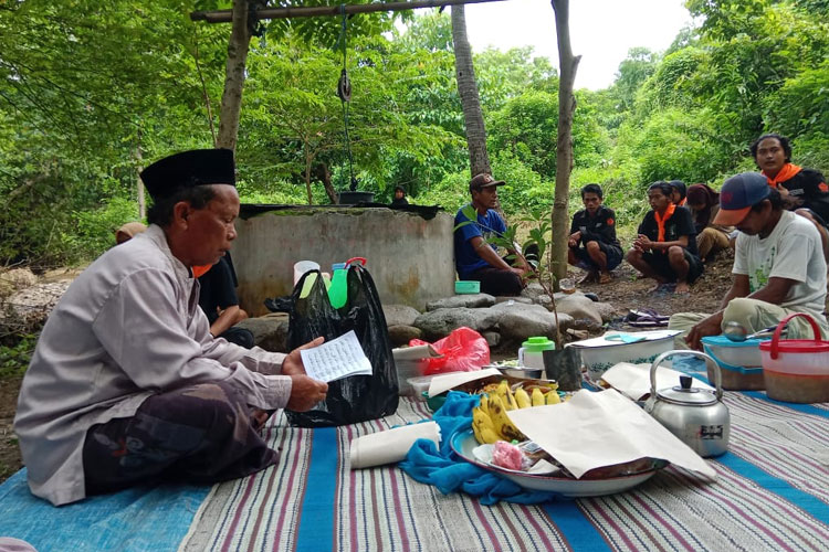 Prosesi-Ritual-Nyanyonteng-b.jpg