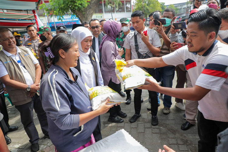 Gubernur Khofifah Pastikan Stok Beras di Jatim Cukup 