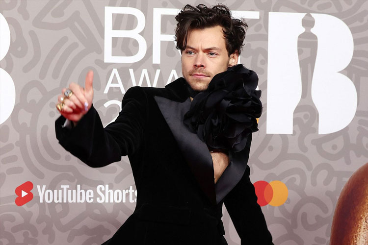 Harry Styles borong empat piala pada Brit Awards 2023. (FOTO: NEIL MOCKFORD/FILMMAGIC)