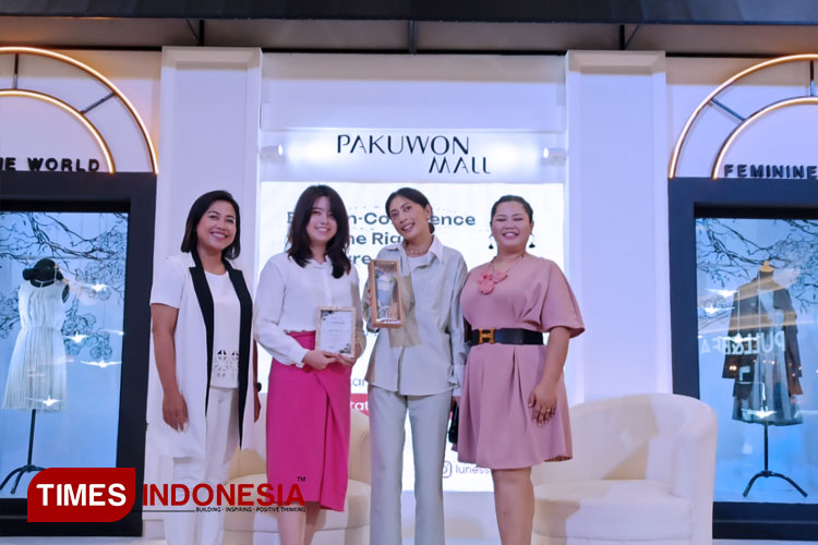 Tim Lunesse, Woman Blitz dan Claresta foto bersama usai acara