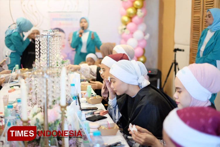 Para peserta mengaplikasikan produk kecantikan saat mengikuti acara Make Up Class persembahan DS berkolaborasi dengan Karita Surabaya dan Wardah di Café Kopi Kakak Surabaya, Minggu (12/2/2023). (Foto : Lely Yuana/TIMES Indonesia)
