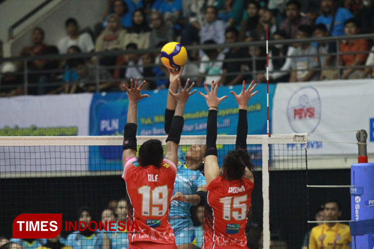 Jakarta Elektrik PLN dipukul mundur oleh Bandung BJB Tandamata dengan skor 1-3 diputaran kedua PLN Mobile Proliga 2023 di GOR Ken Arok Malang. Minggu (12/2/2023). (Foto: Tria Adha/TIMES Indonesia)
