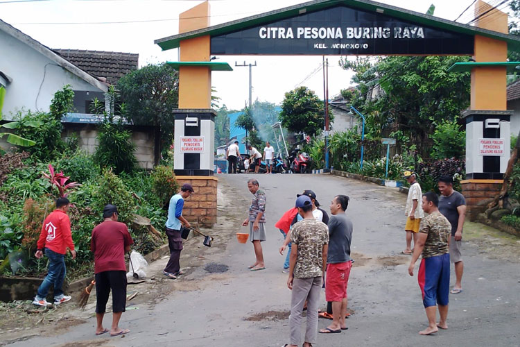 Fasum Dan Fasos Belum Diserahkan Warga Perumahan Di Malang Swadaya Perbaiki Jalan Times Indonesia 0831