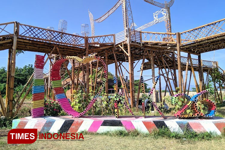 Jembatan bambu menjadi andalan wisata Karang Kenek 26, sebagai salah satu destinasi wisata Situbondo. (Foto: Agus Miftahorrahman/TIMES Indonesia)