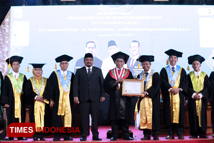 Rektor UIN Sunan Kalijaga Yogyakarta, Prof Al Makin saat memberikan ijazah gelar doktor kepada tiga tokoh. (FOTO: A Riyadi/TIMES Indonesia)