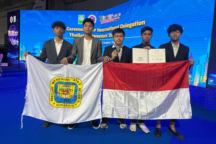 Lima siswa SMA Negeri 2 (SMADA) Surabaya sabet dua penghargaan dalam ajang Bangkok International Intellectual Property, Invention, Innovation and Technology Exposition (IPITEx). (Dok.Humas Pemprov Jatim)