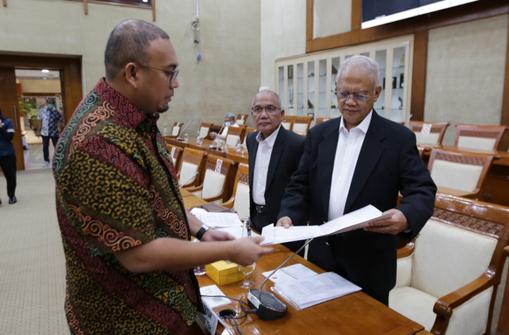 Anggota Komisi VI DPR Andre Rosiade (kiri) menanyakan identitas CEO PT Mahkota Sentosa Utama (MSU) Indra Azwar (tengah) kepada Presdir PT Lippo Cikarang Tbk Ketut Budi Wijaya (kanan) saat menghadiri Rapat Dengar Pendapat Umum (RDPU) bersama Komisi VI DPR