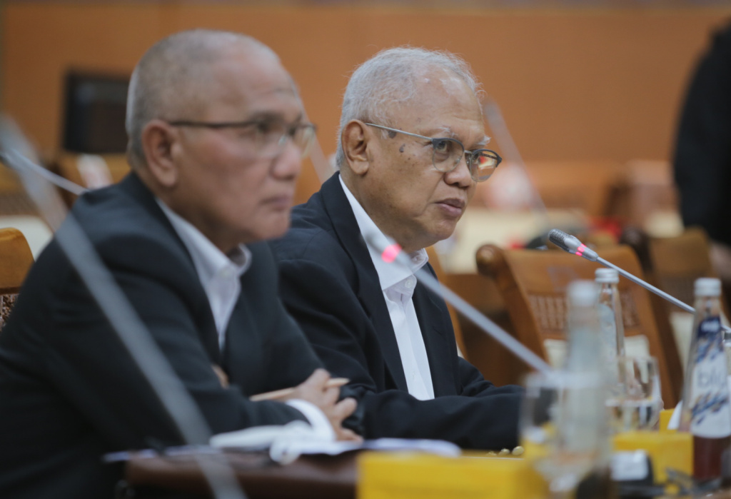 CEO PT Mahkota Sentosa Utama (MSU) Indra Azwar (kiri) dan Presdir PT Lippo Cikarang Tbk Ketut Budi Wijaya (kanan) saat menghadiri Rapat Dengar Pendapat Umum (RDPU) bersama Komisi VI DPR RI di Gedung | Nusantara I, Kompleks Parlemen, Senayan, Jakarta