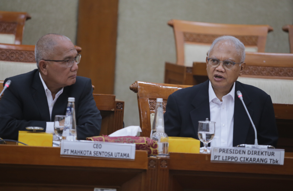 CEO PT Mahkota Sentosa Utama (MSU) Indra Azwar (kiri) dan Presdir PT Lippo Cikarang Tbk Ketut Budi Wijaya (kanan) saat menghadiri Rapat Dengar Pendapat Umum (RDPU) bersama Komisi VI DPR RI di Gedung | Nusantara I, Kompleks Parlemen, Senayan, Jakarta