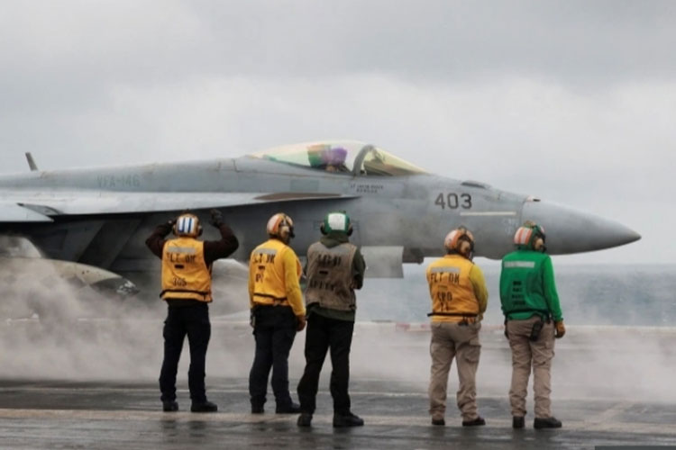 Latihan militer yang dilakukan AS beberapa waktu lalu di Perairan Laut Cina Selatan yang sangat diperebutkan itu. (FOTO A: The Sun/ Reuters)