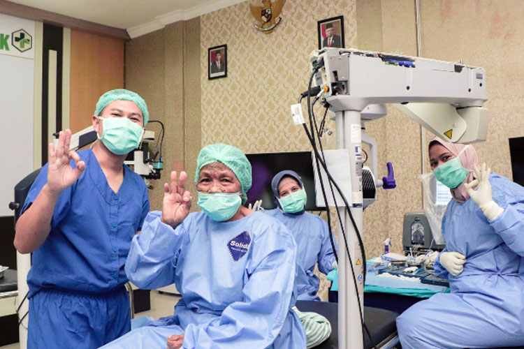 Alami Katarak, Satu Keluarga di Bawean Gresik Akhirnya Mendapat Perawatan
