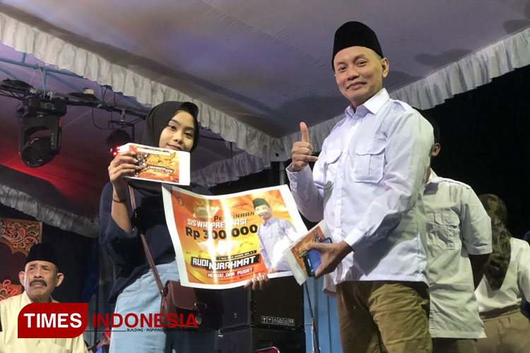 Rudi Nurahamat, Caleg DPR Pusat Partai Gerindra Dapil 6 Jawa Timur, ketika memberikan apresiasi kepada siswa berprestasi, (Ubaidillah/TIMESINDONESIA)