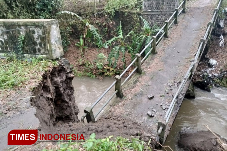 Jembatan Ringinanom Blitar Putus Tergerus Air Sungai Times Indonesia