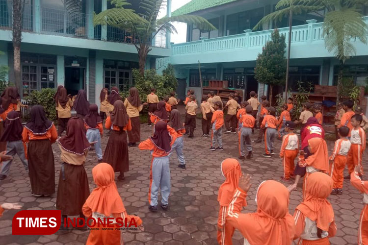 Senam pagi bersama guru dan siswa MI Maulana Malik Ibrahim, Besuki Utara. (FOTO: AJP TIMES Indonesia)